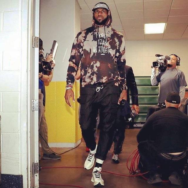 曼联冲击欧冠资格压力巨大（曼联争夺欧冠席位压力山大）