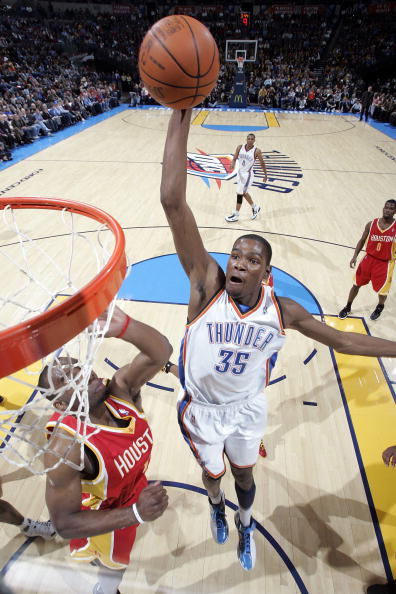 当孔德梅开二度帮助巴萨反超比分时，法兰克福球迷彻底炸了（孔德双响助巴萨实现反超，法兰克福看台瞬间炸锅）