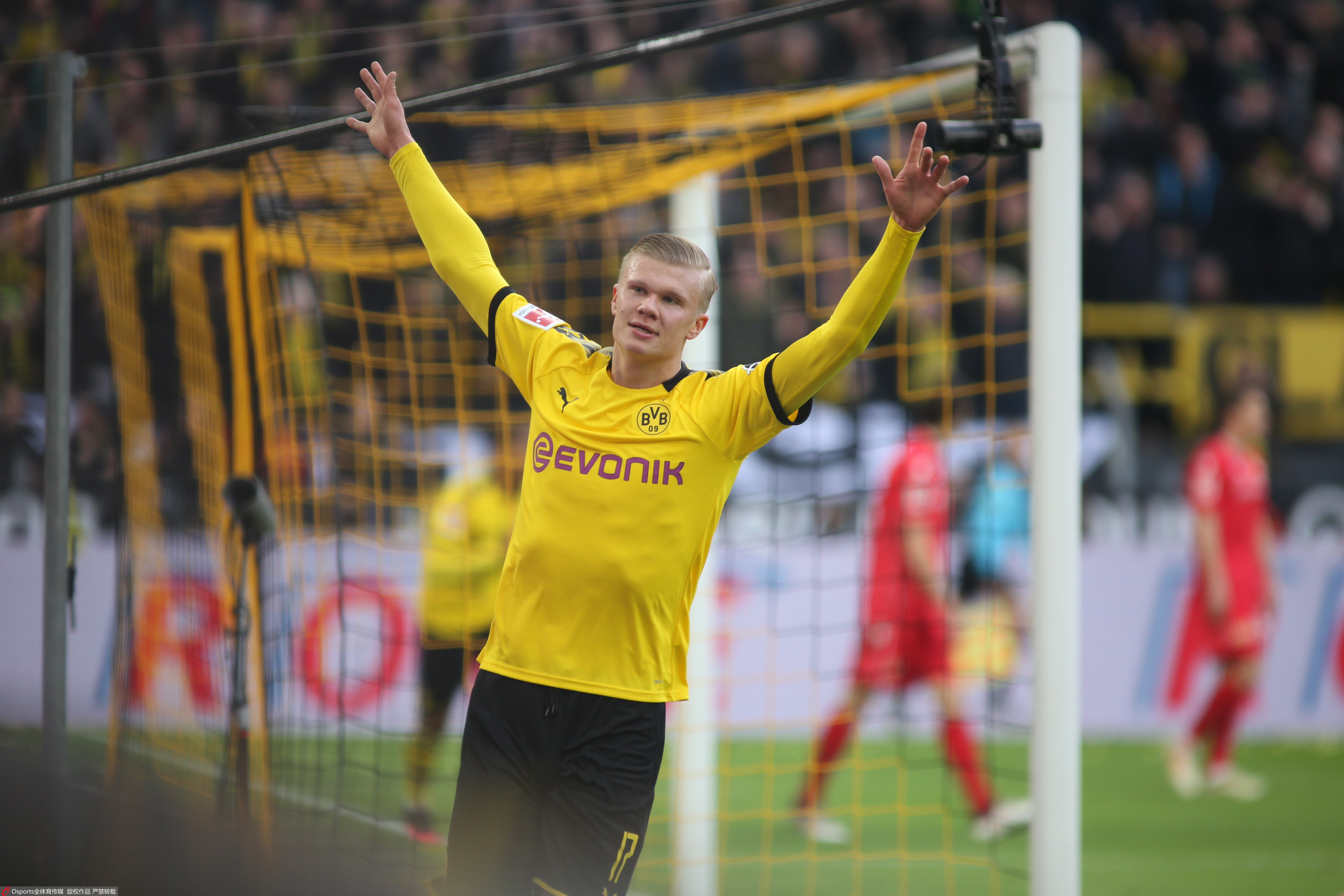 英超首次助攻，吉滕斯本赛季各项赛事助攻数为切尔西队内最多（英超首助到手，吉滕斯本季各项赛事助攻数领跑切尔西）