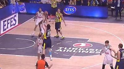 太阳报：里奇的主持人女友亮相米兰德比，透视装造型引发热议（太阳报：里奇主持人女友现身米兰德比，透视穿搭惹热议）