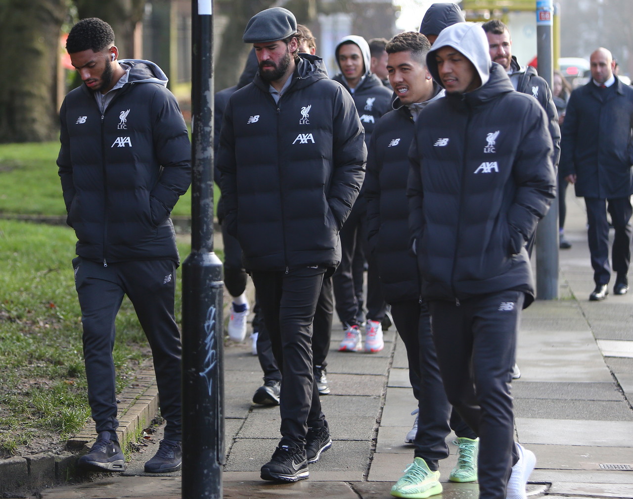 东契奇飞抵费城加入湖人！周一复出战76人 詹姆斯状态升级也有望回归（东契奇抵达费城加盟湖人！周一或复出战76人 詹姆斯状态提升同样有望回归）